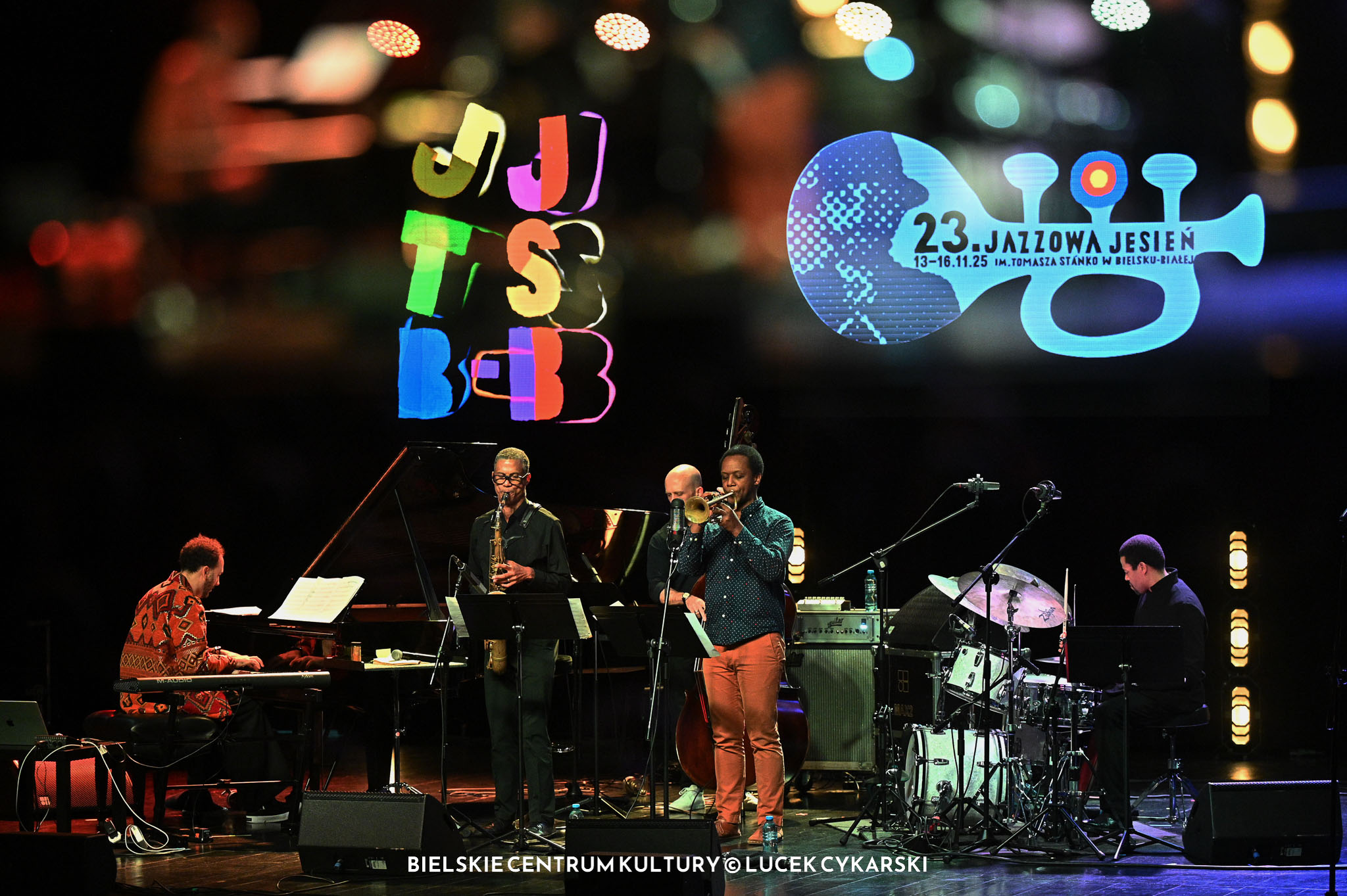 na zdjęciu muzycy na scenie