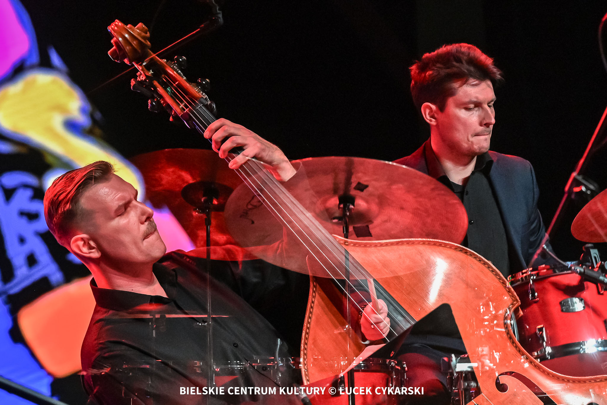 na zdjęciu muzycy na scenie