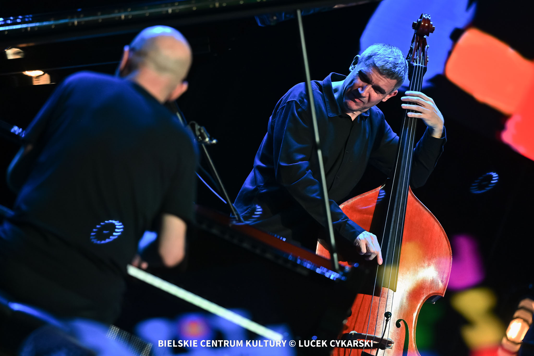 na zdjęciu muzycy na scenie