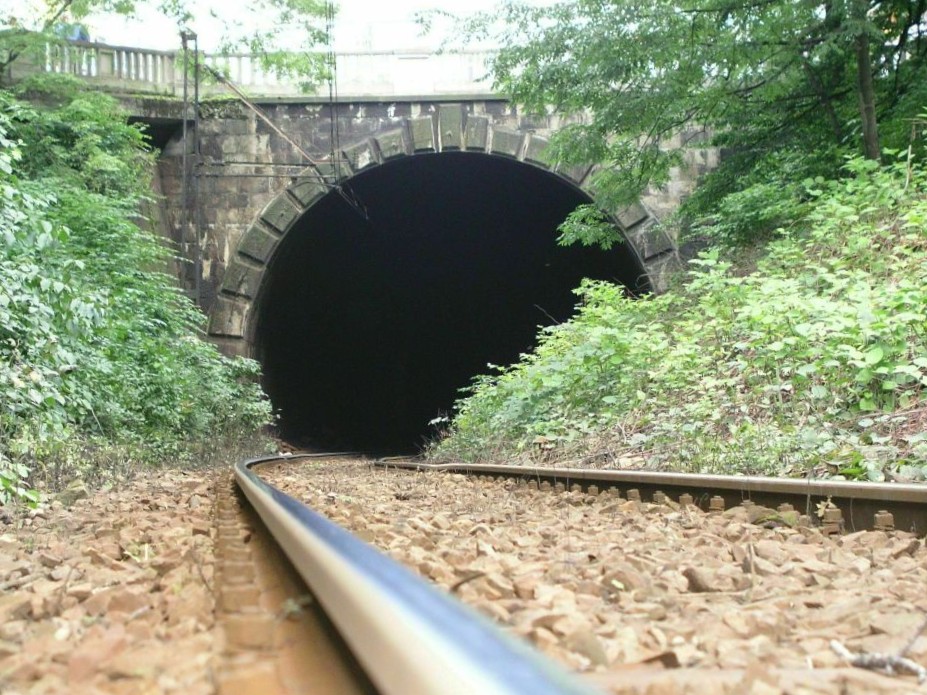 Na zdjęciu wlot do tunelu