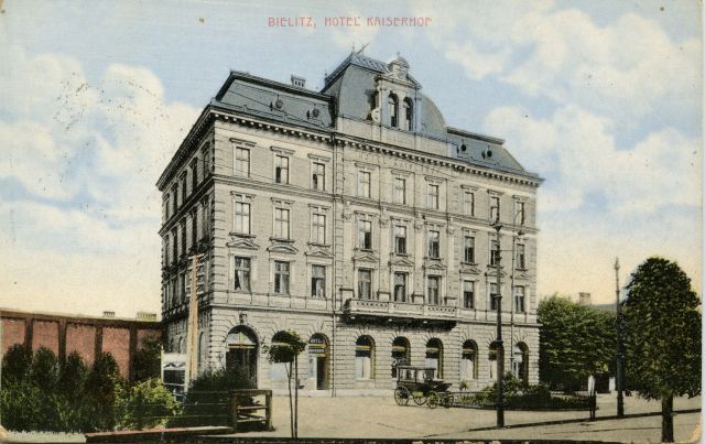 Na zdjęciu tramwaj i ludzie 