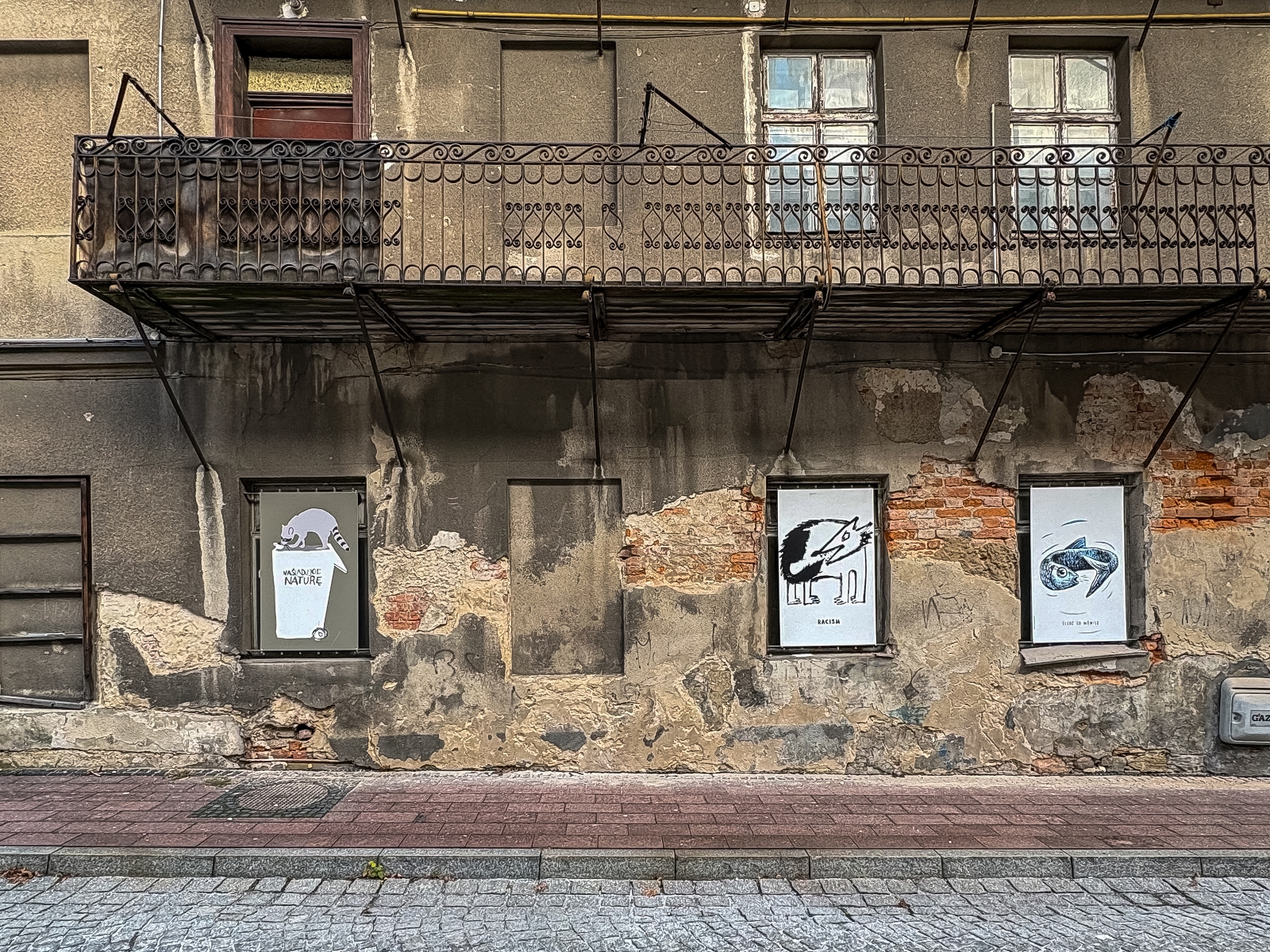 na zdjęciu plakaty na budynku