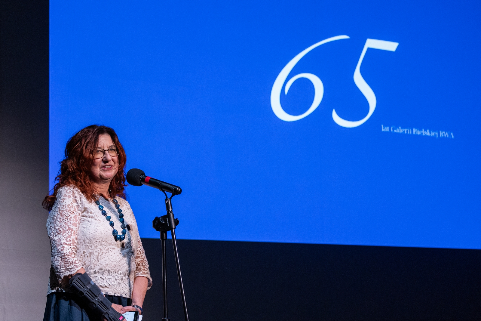 na zdjęciu osoby na scenie