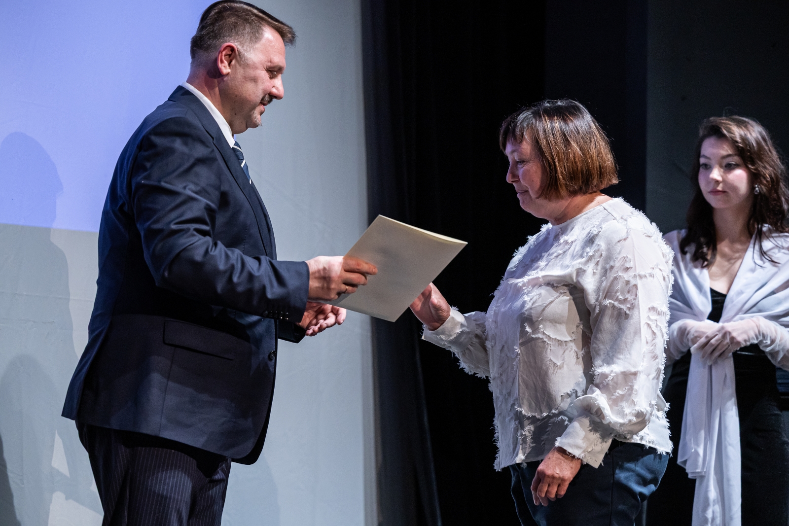 na zdjęciu osoby na scenie