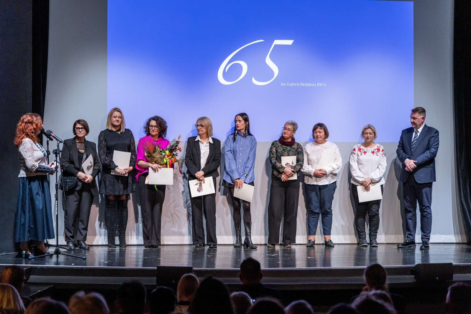 na zdjęciu osoby na scenie