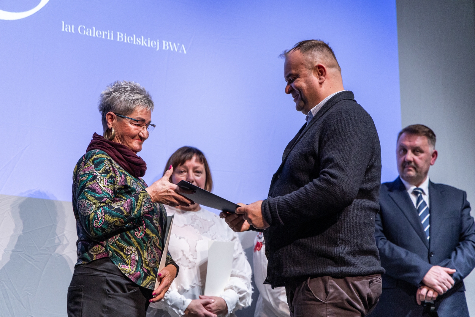 na zdjęciu osoby na scenie