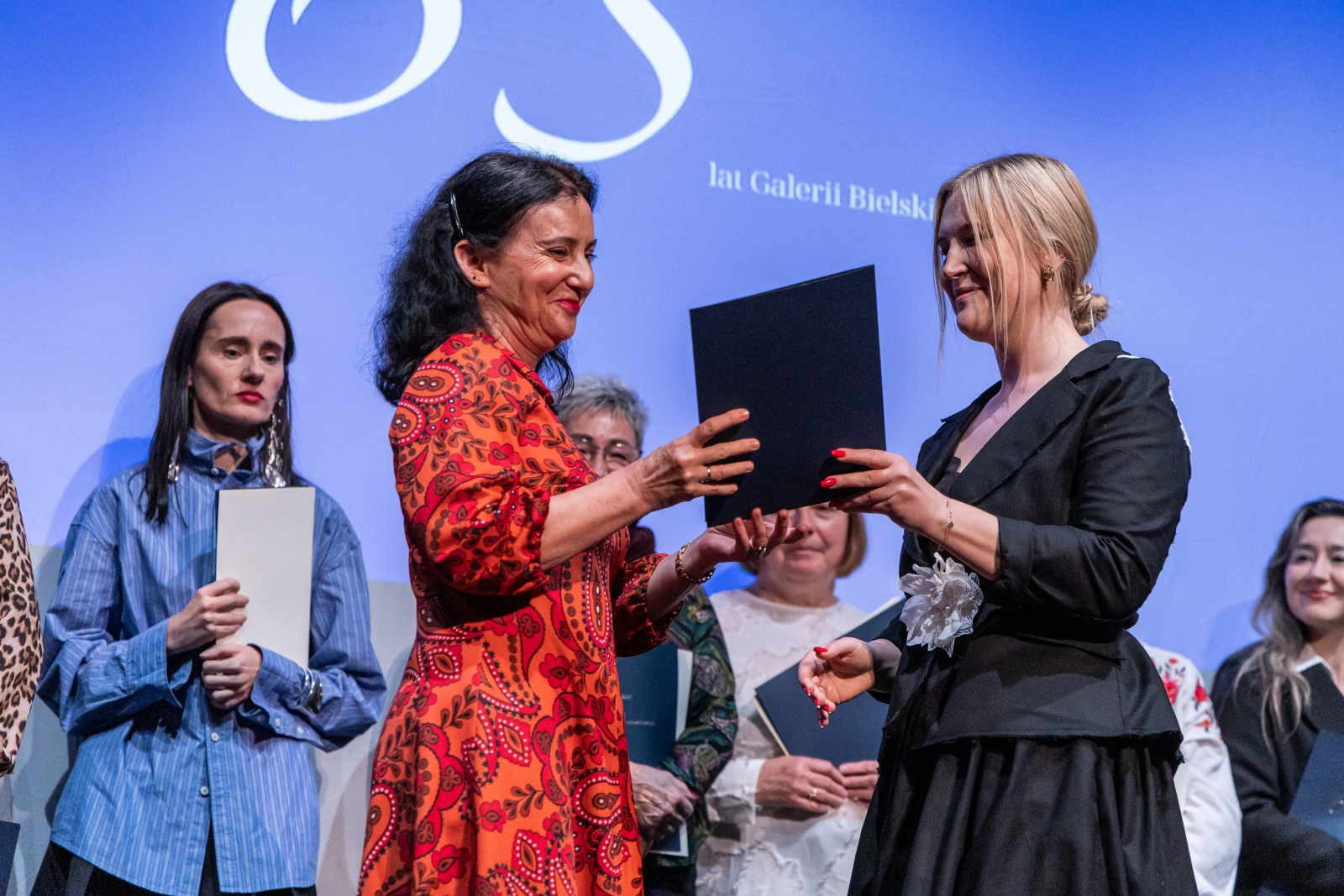 na zdjęciu osoby na scenie