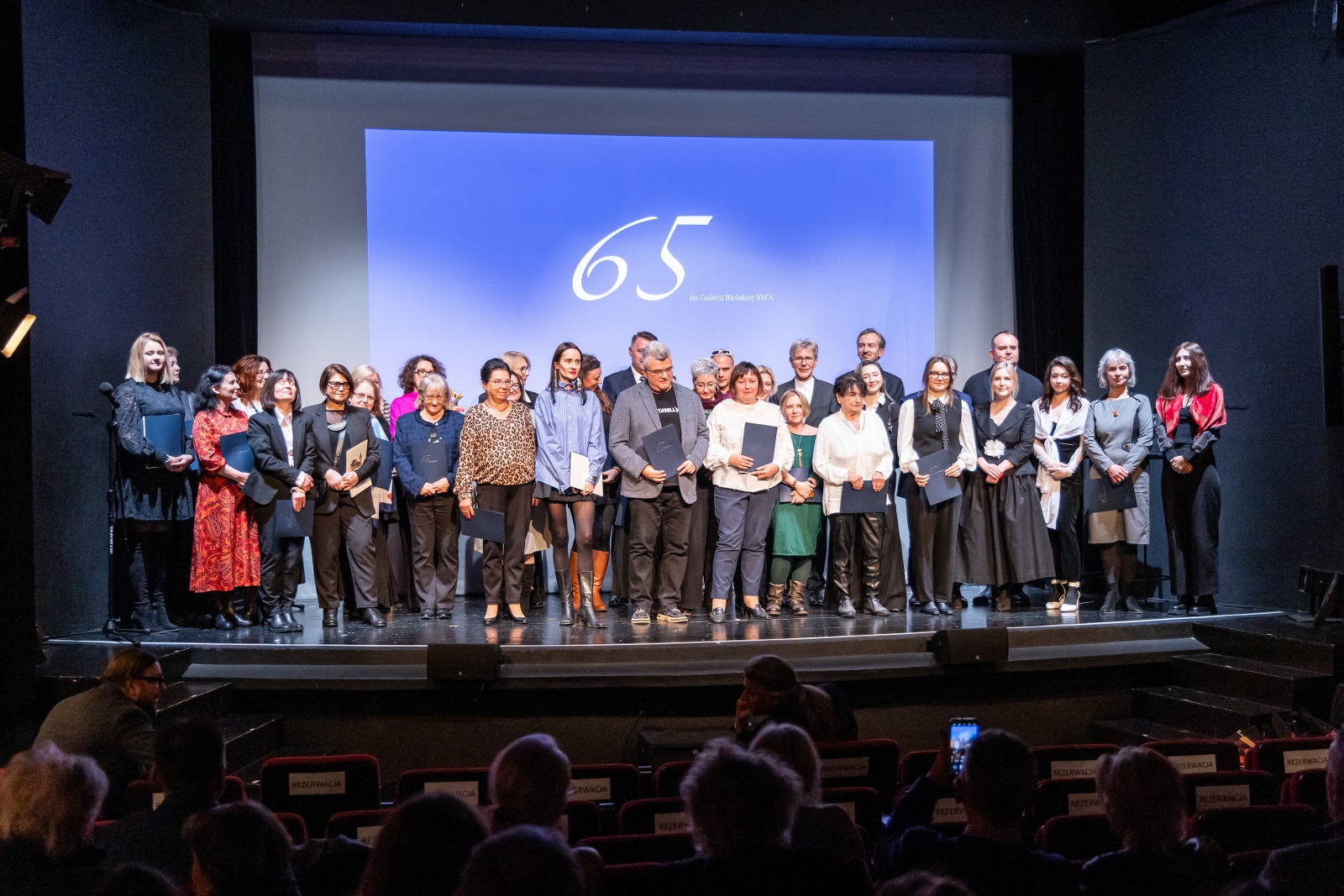 na zdjęciu osoby na scenie