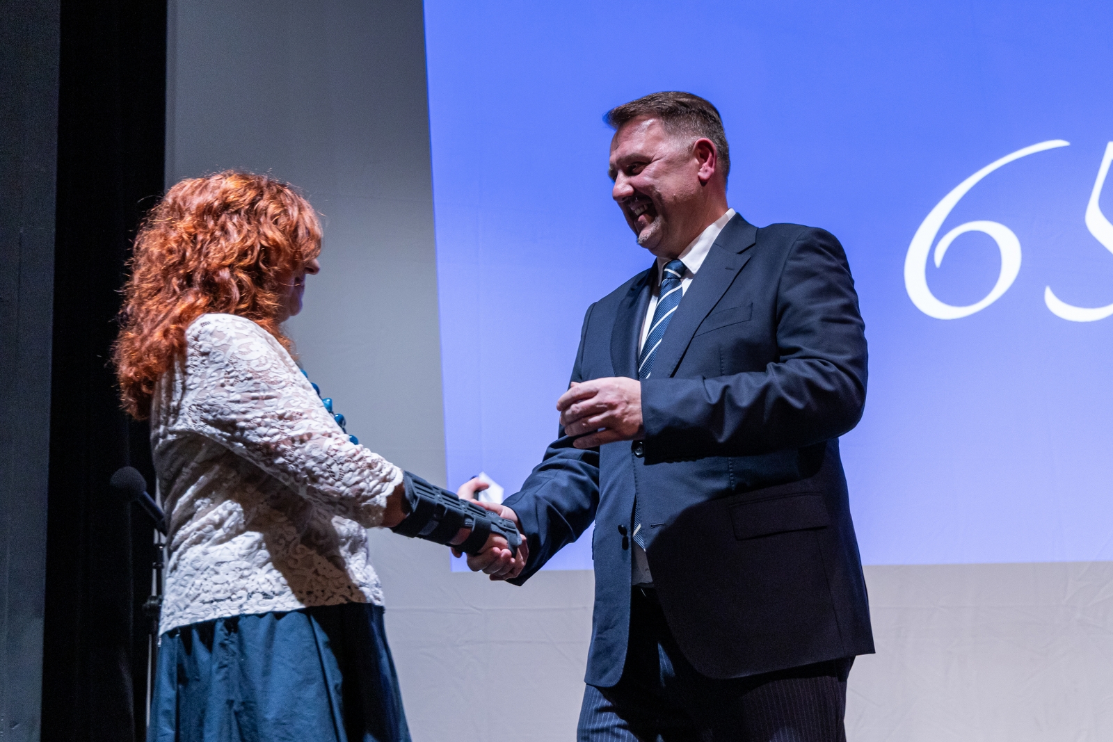 na zdjęciu osoby na scenie