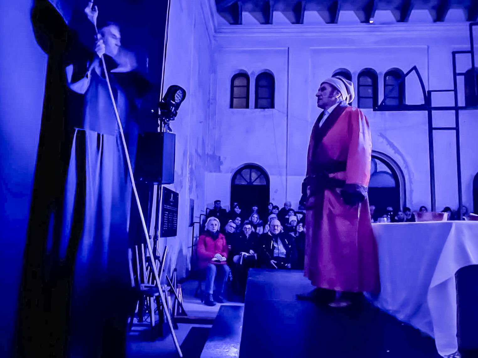 na zdjęciu osoby na scenie