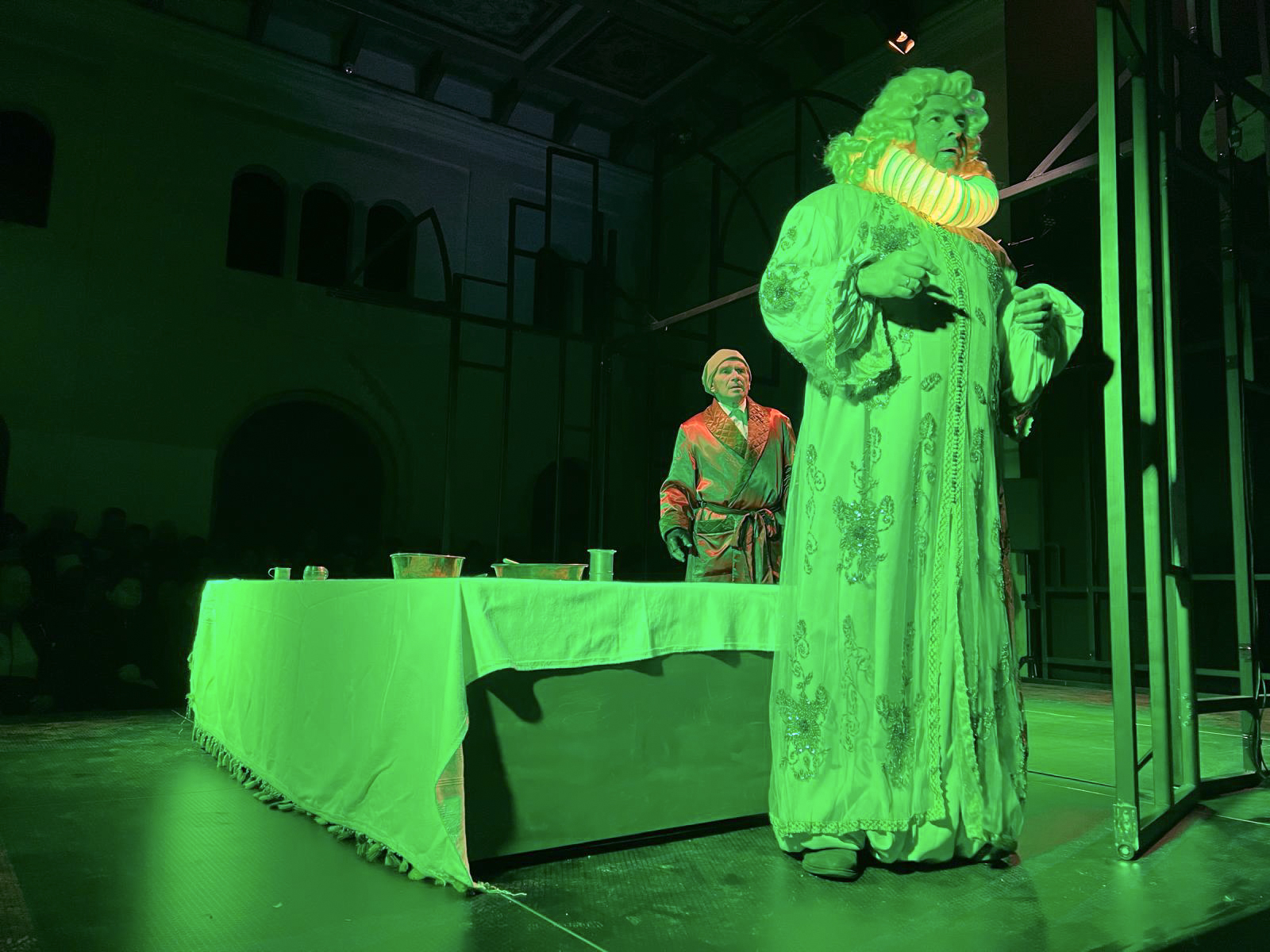 na zdjęciu osoby na scenie