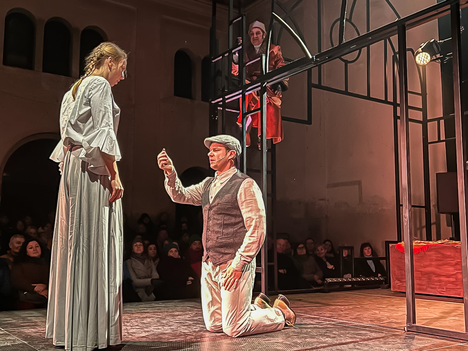 na zdjęciu osoby na scenie