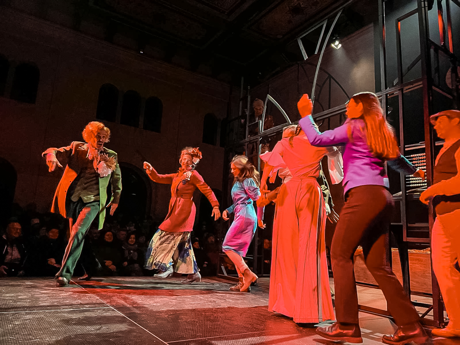 na zdjęciu osoby na scenie