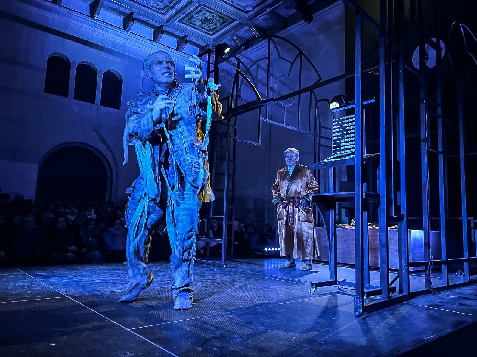 na zdjęciu osoby na scenie