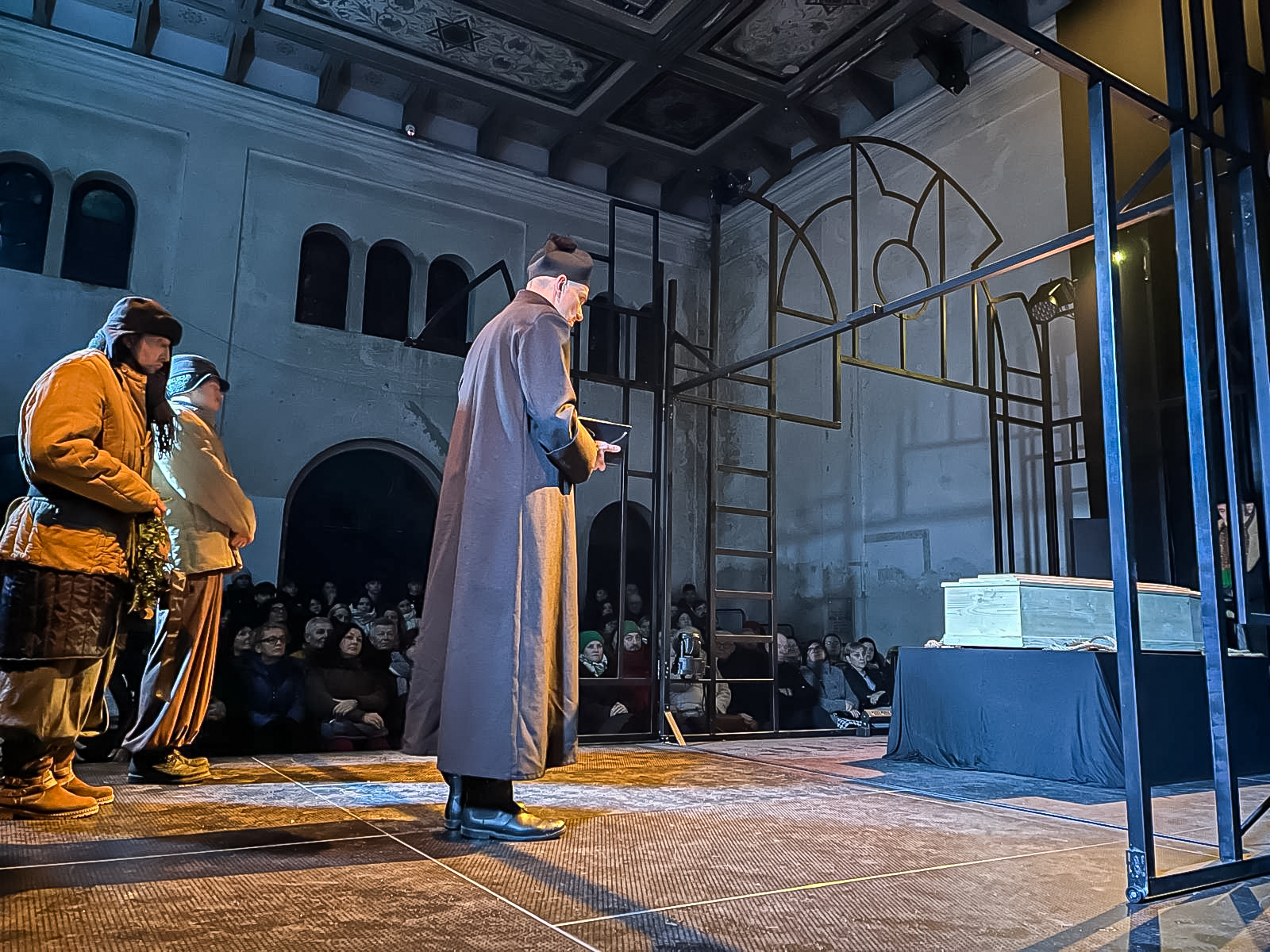 na zdjęciu osoby na scenie