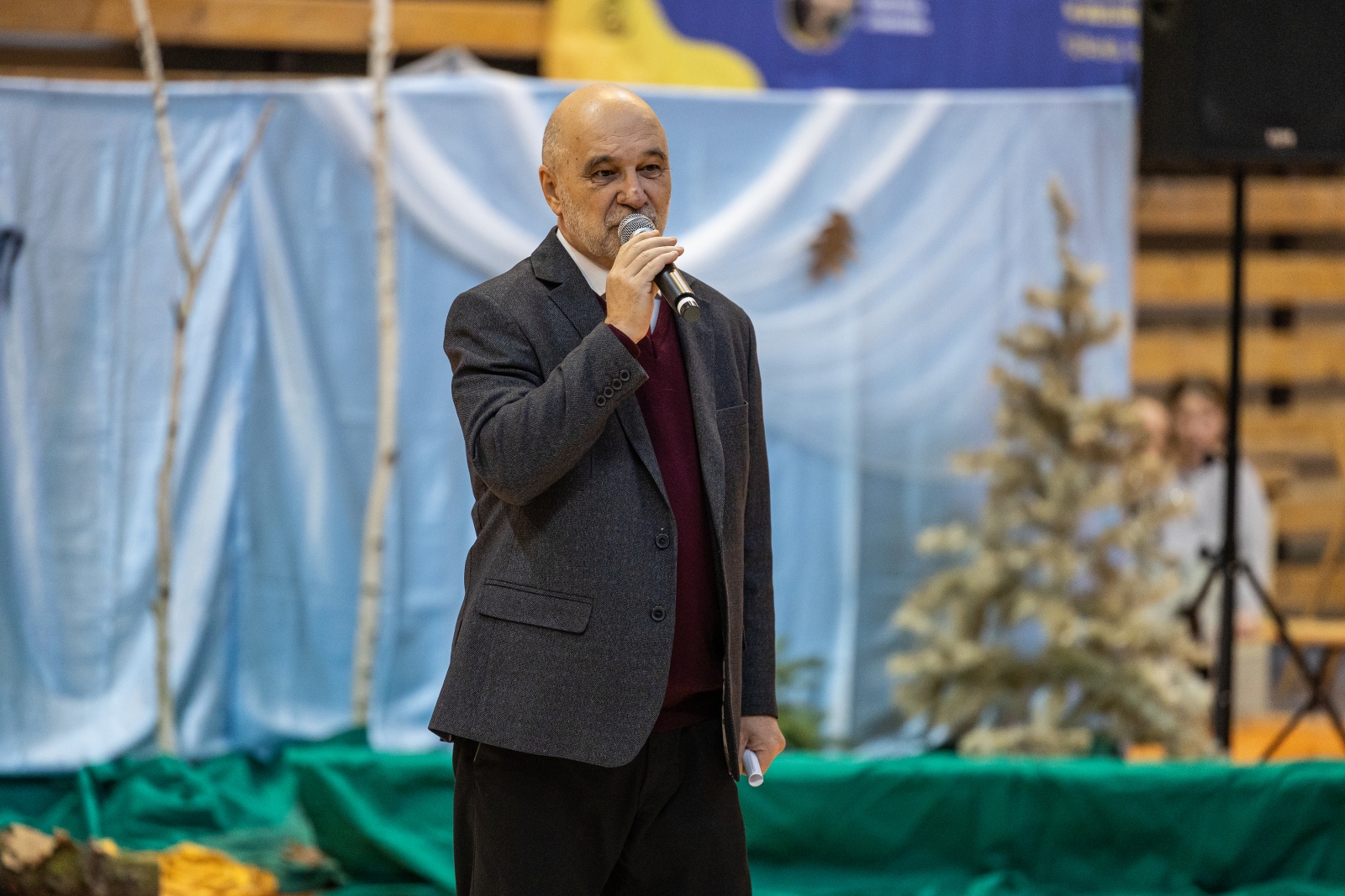 na zdjęciu osoby na scenie