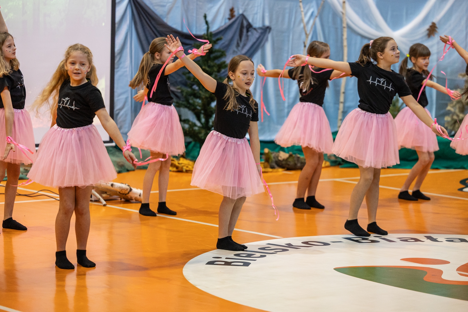 na zdjęciu osoby na scenie