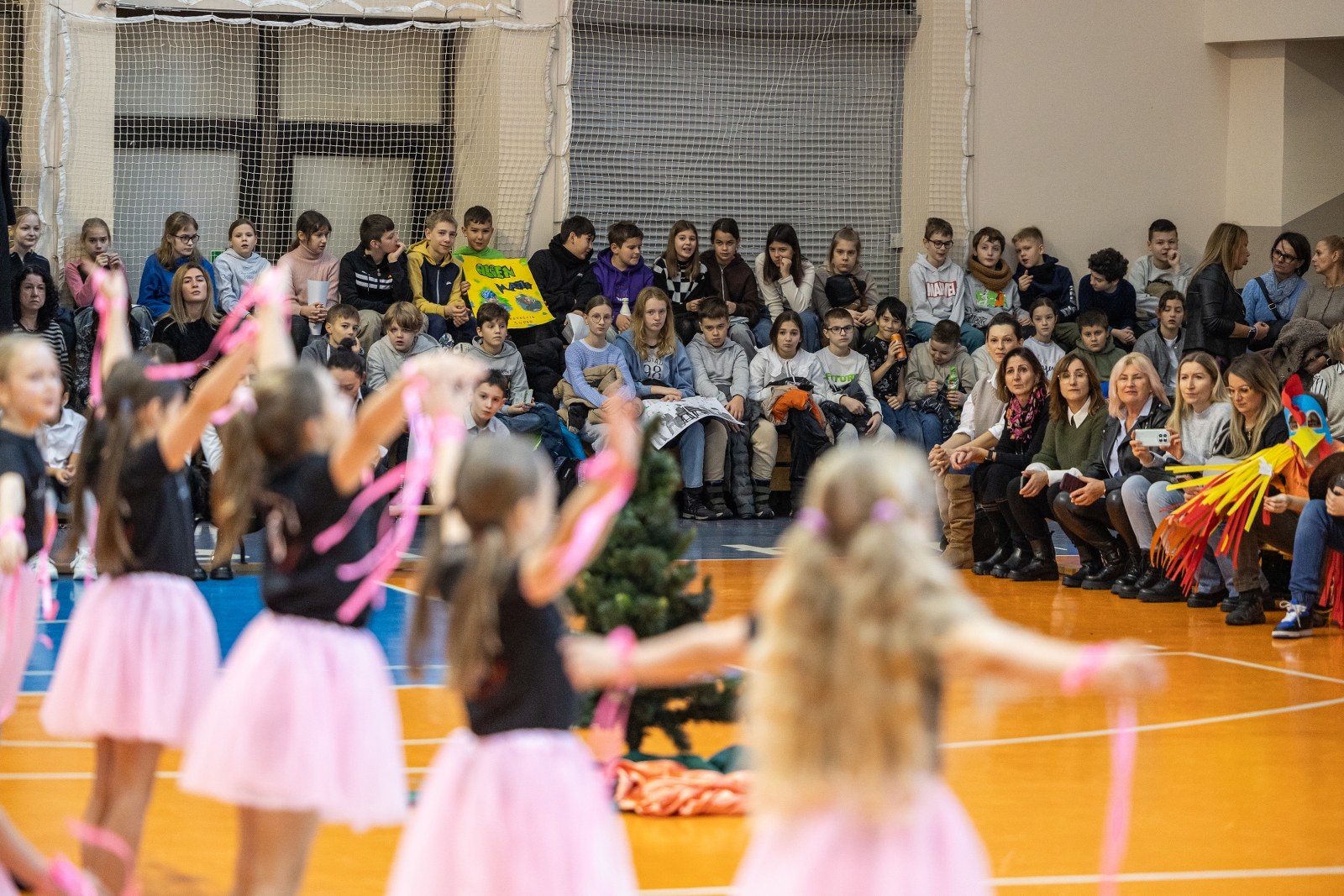 na zdjęciu osoby na scenie