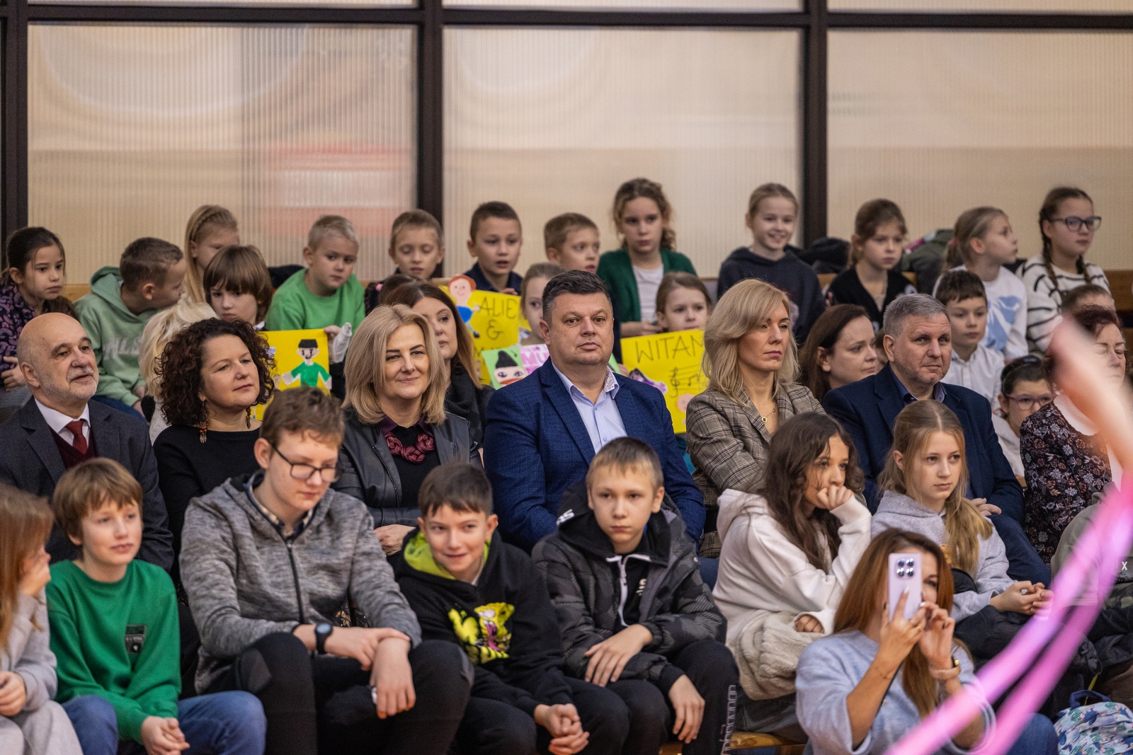 na zdjęciu osoby na scenie