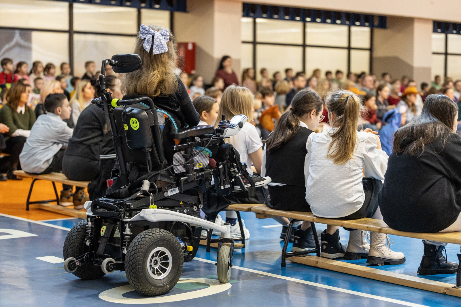 na zdjęciu osoby na scenie