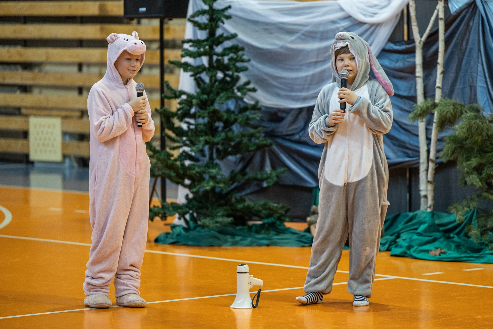 na zdjęciu osoby na scenie