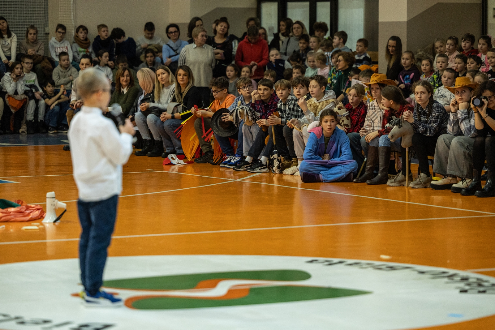 na zdjęciu osoby na scenie