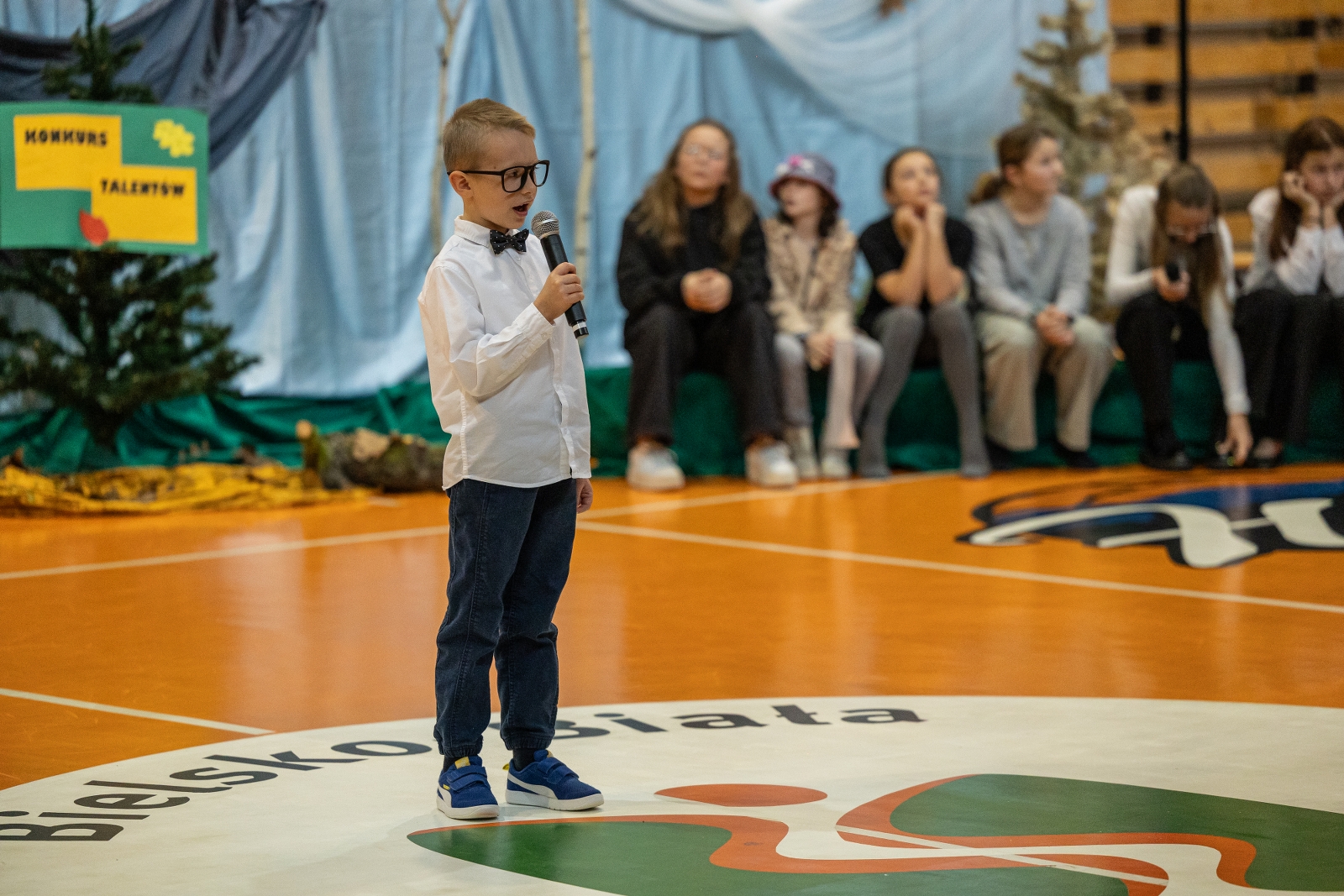 na zdjęciu osoby na scenie