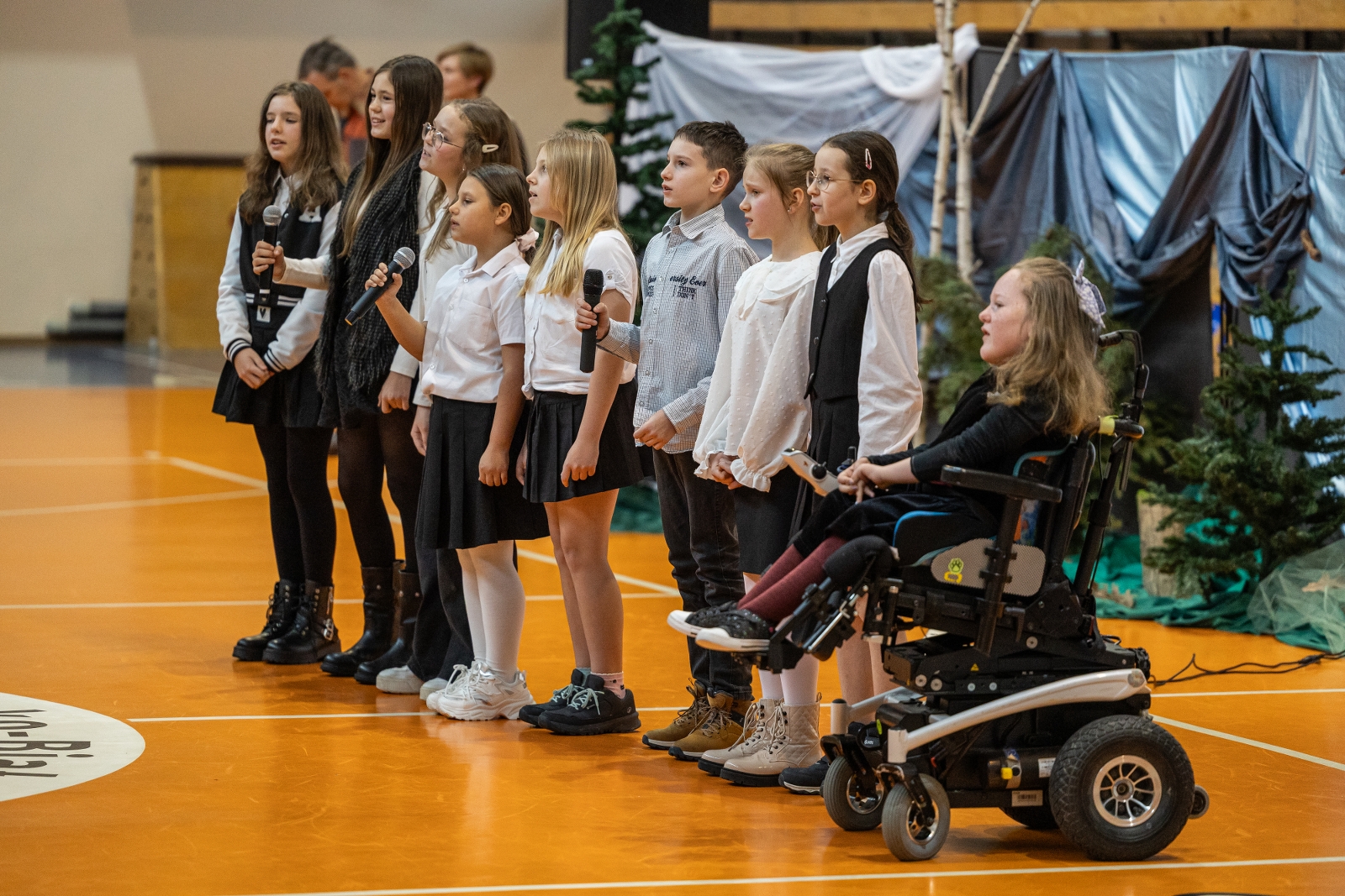 na zdjęciu osoby na scenie