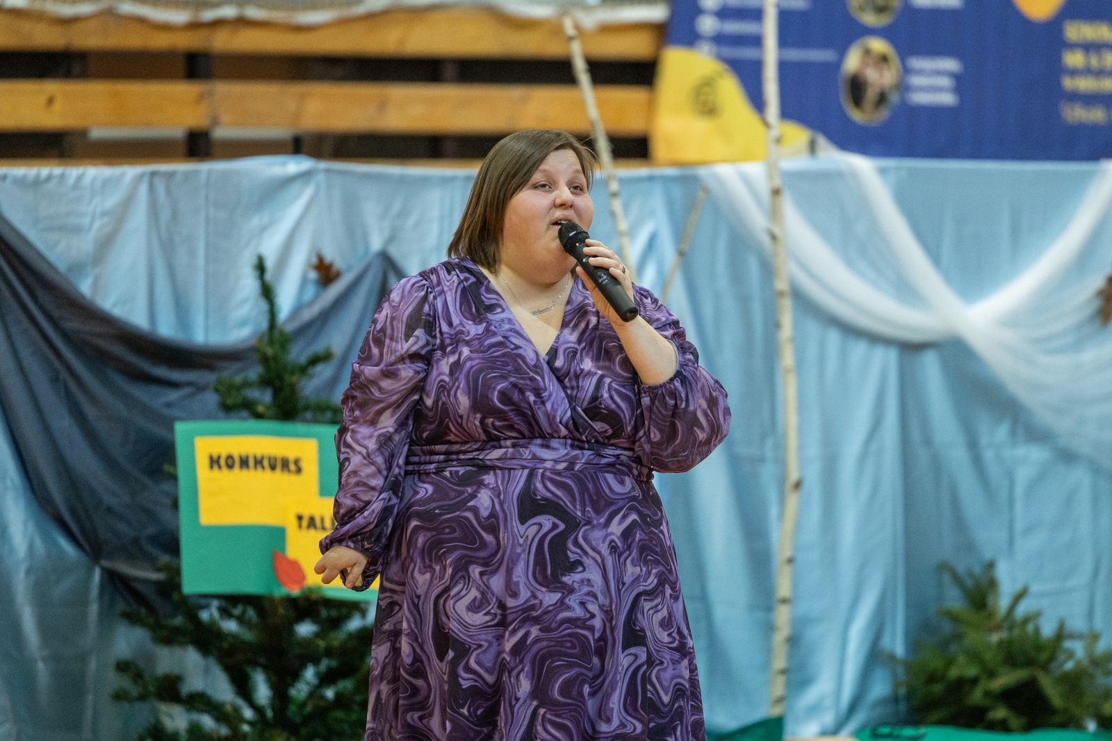 na zdjęciu osoby na scenie