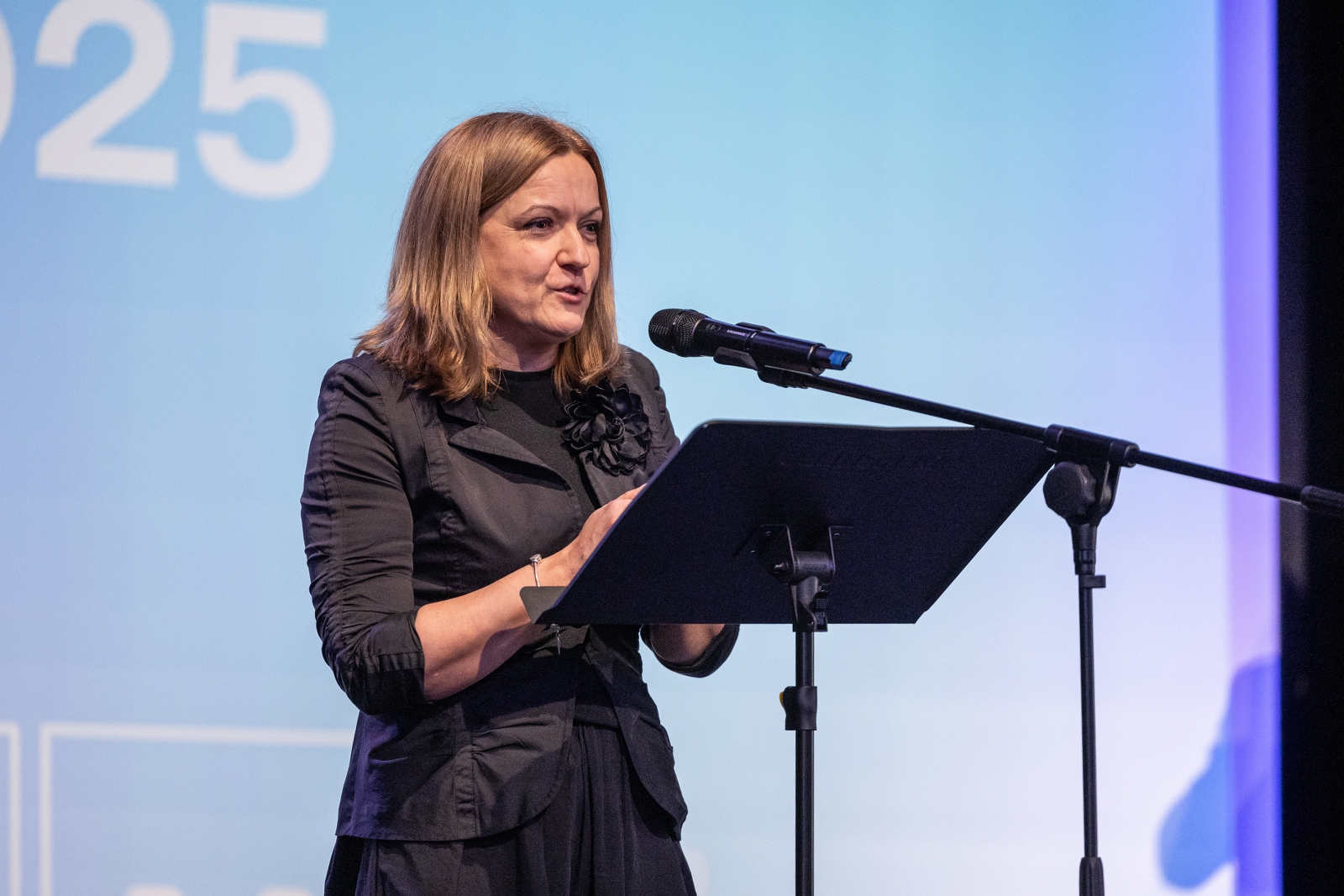 na zdjęciu osoby na scenie