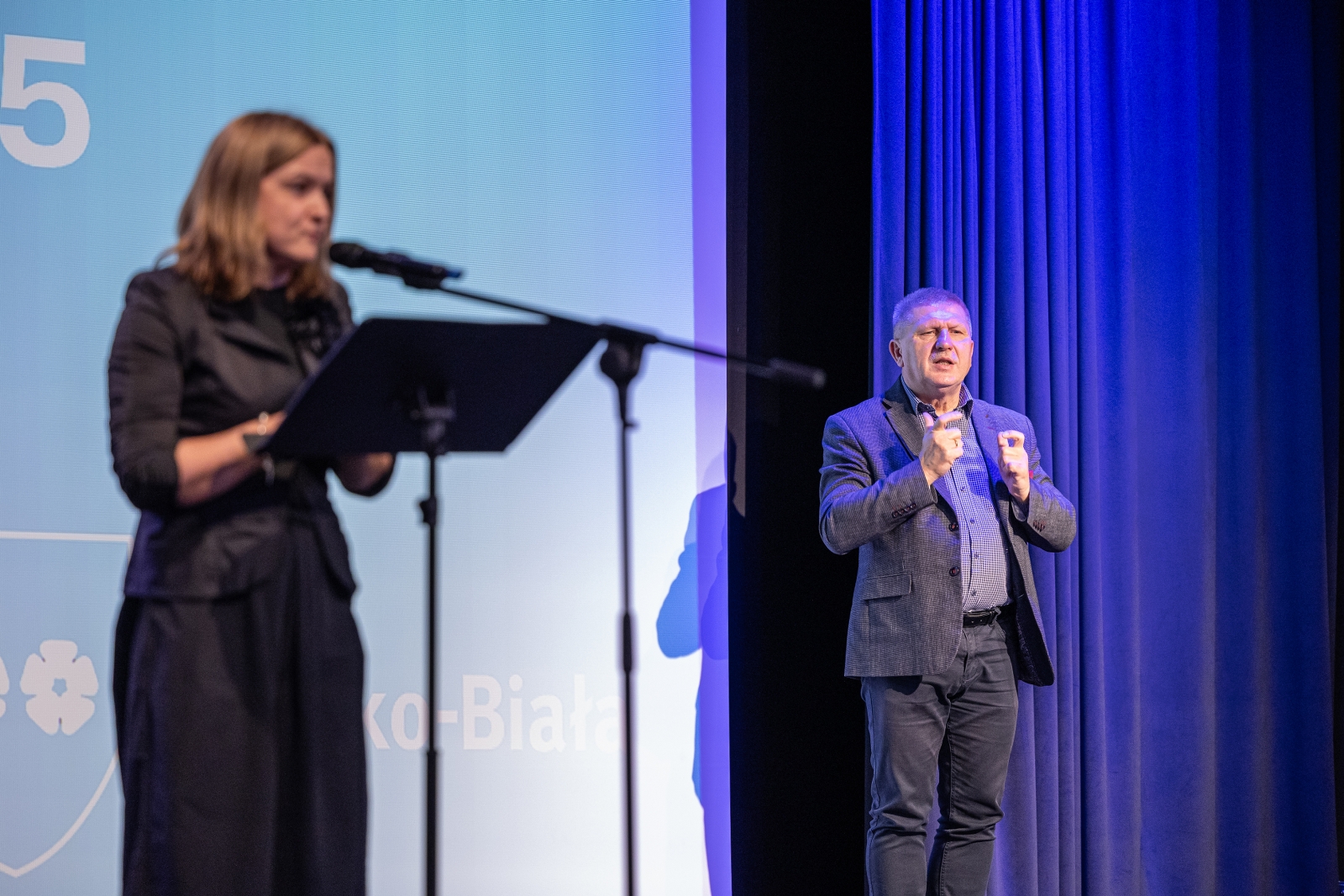 na zdjęciu osoby na scenie