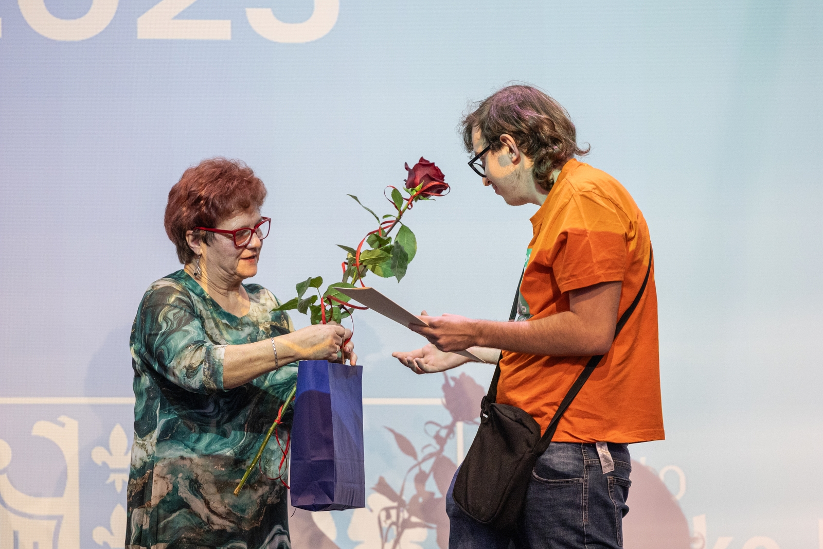 na zdjęciu osoby na scenie