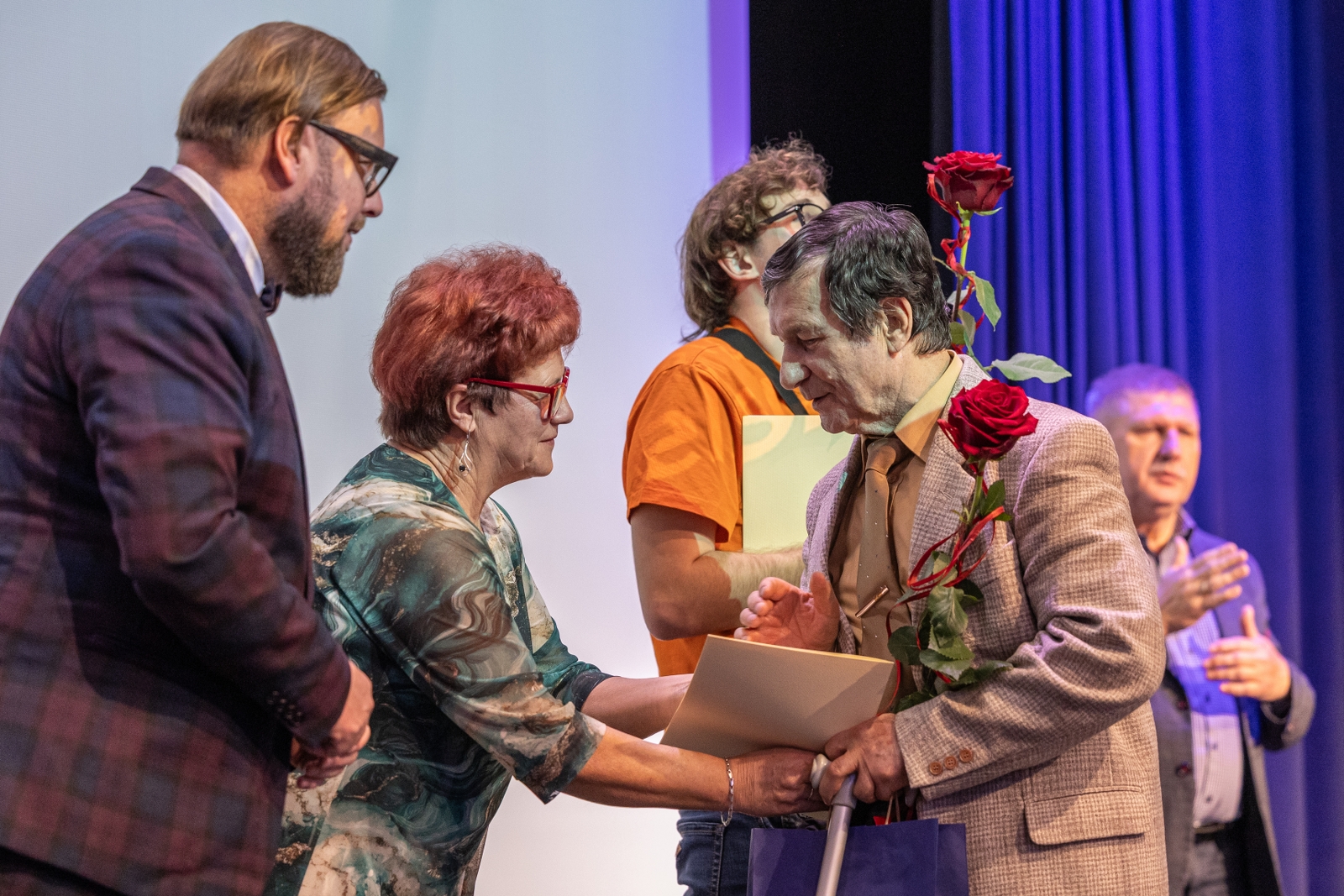 na zdjęciu osoby na scenie