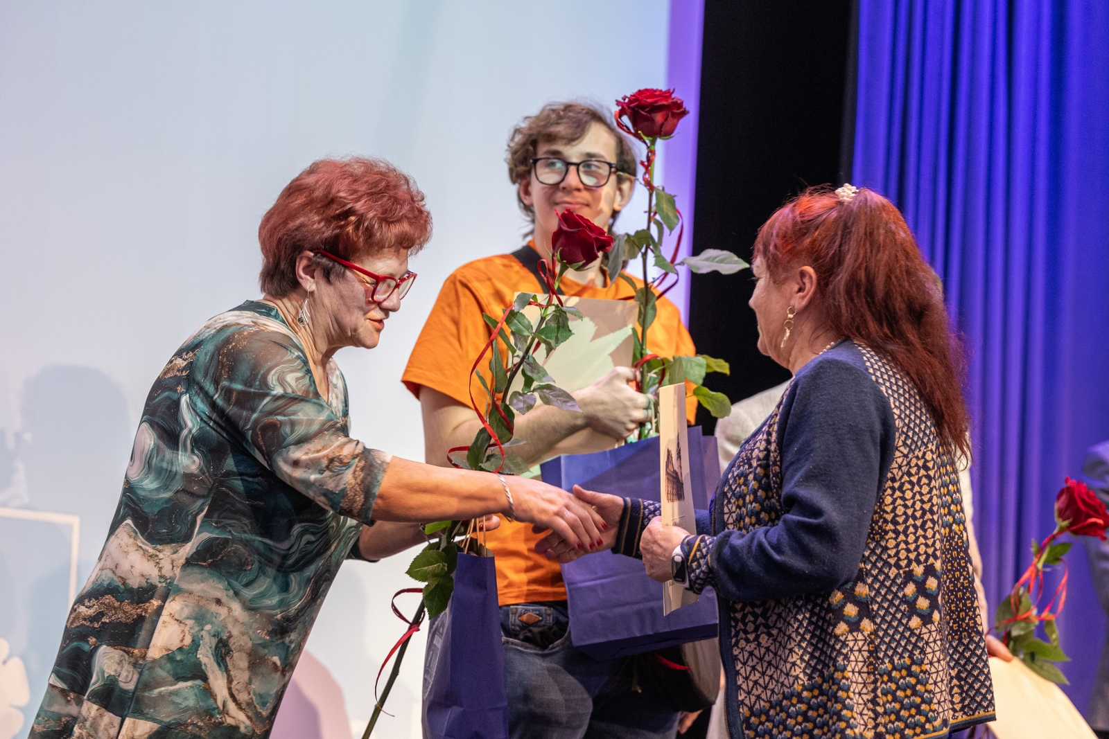 na zdjęciu osoby na scenie