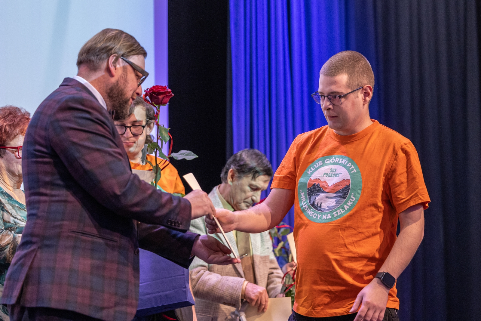 na zdjęciu osoby na scenie