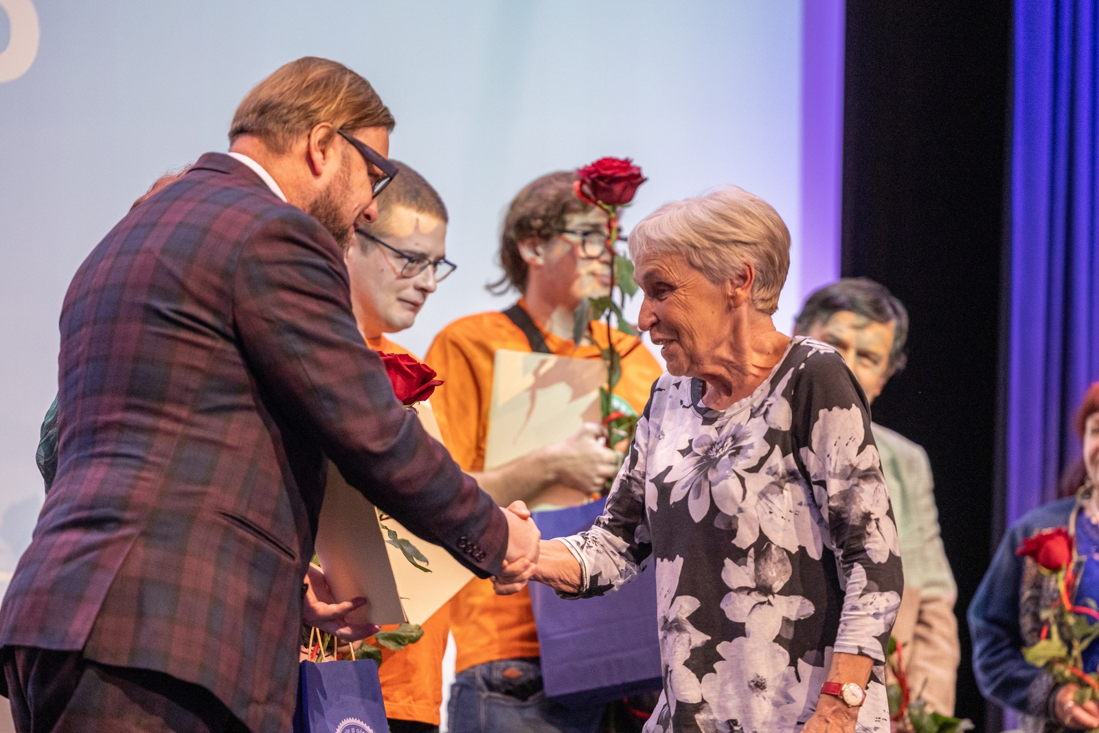 na zdjęciu osoby na scenie