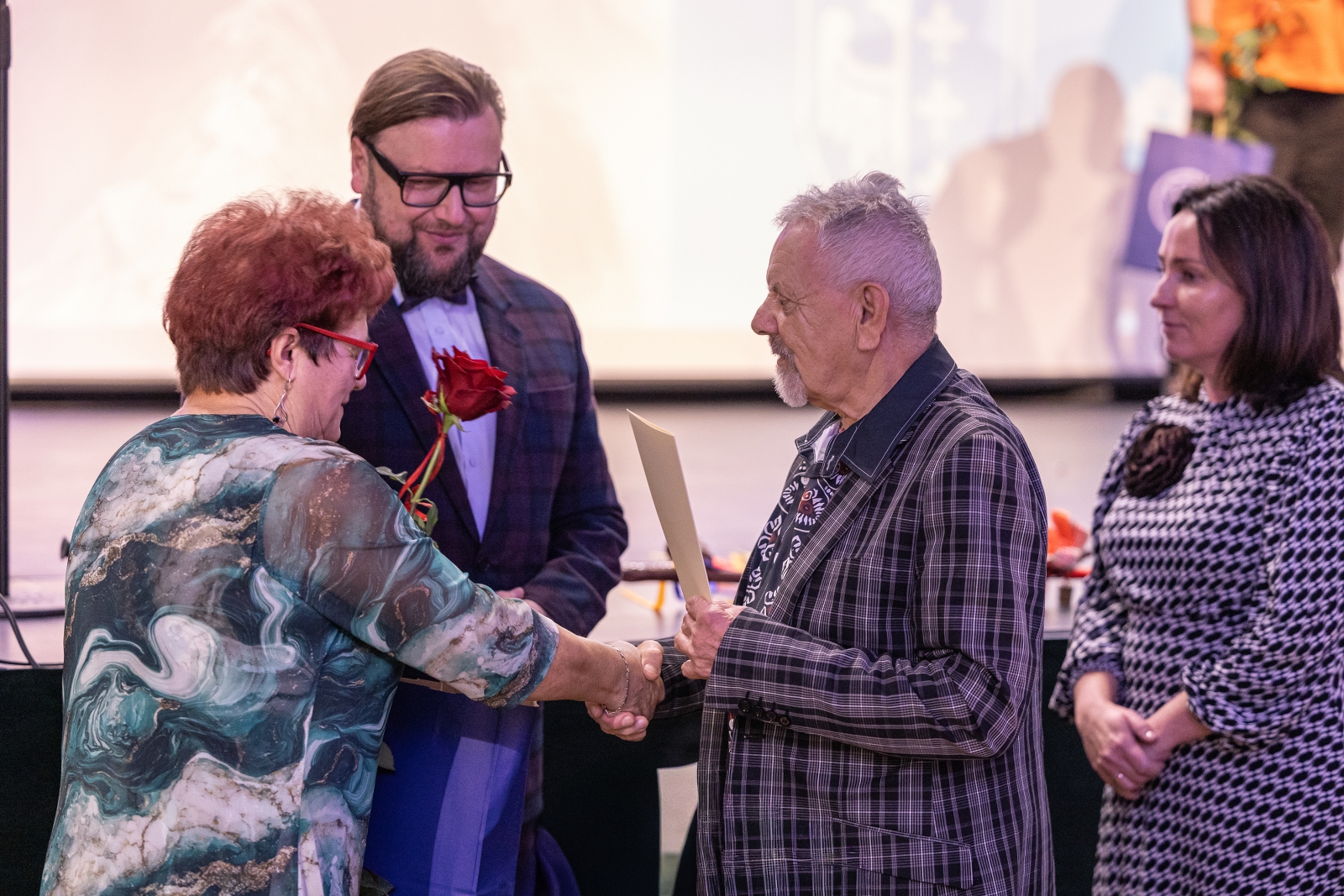 na zdjęciu osoby na scenie