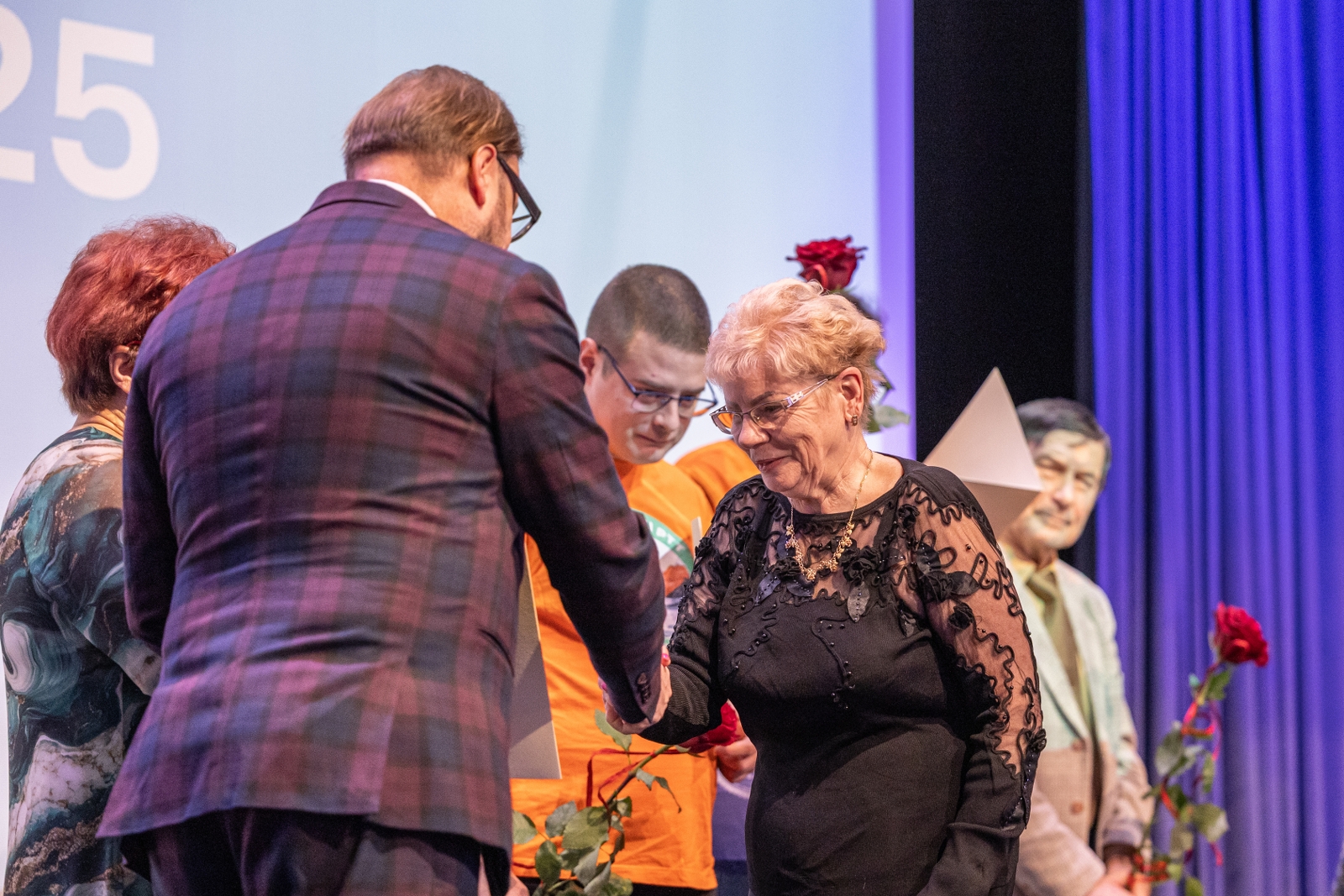 na zdjęciu osoby na scenie