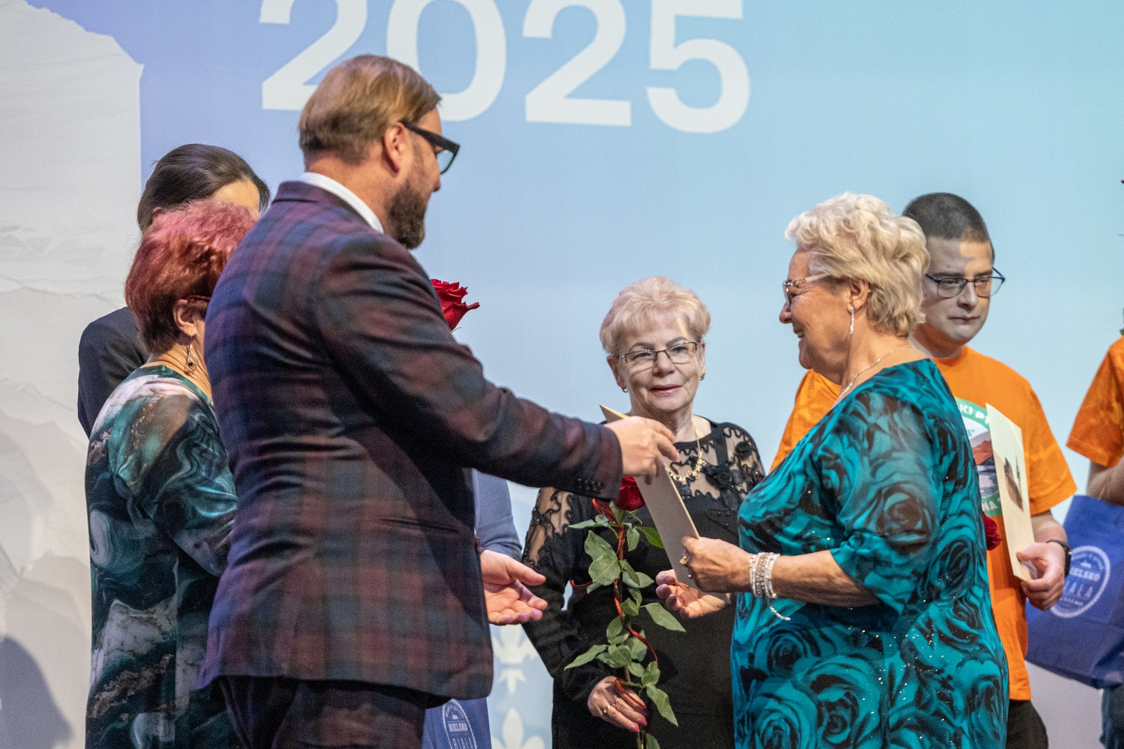 na zdjęciu osoby na scenie