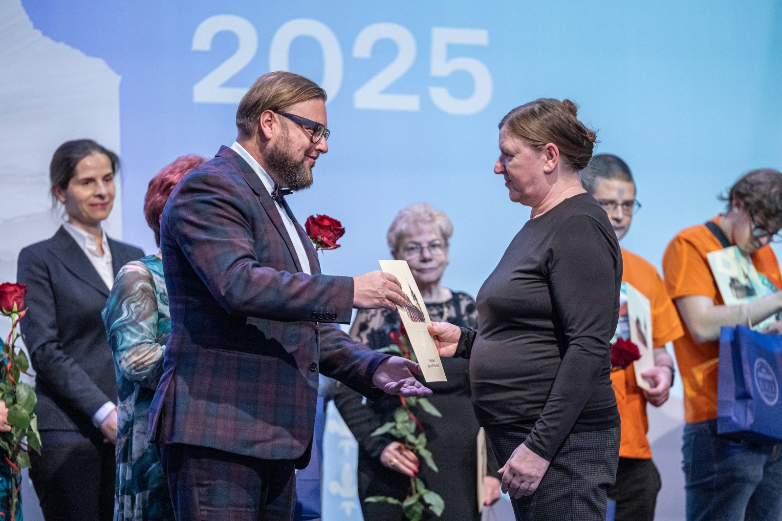 na zdjęciu osoby na scenie