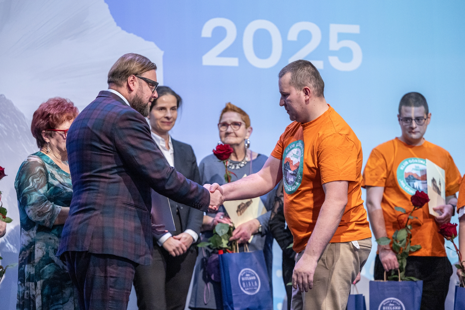 na zdjęciu osoby na scenie