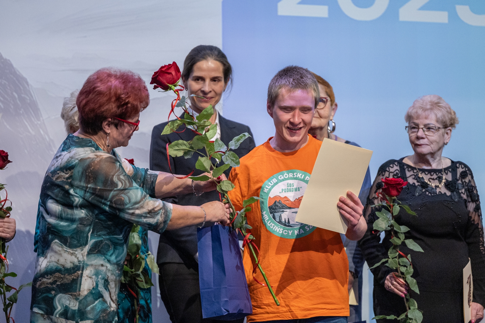 na zdjęciu osoby na scenie