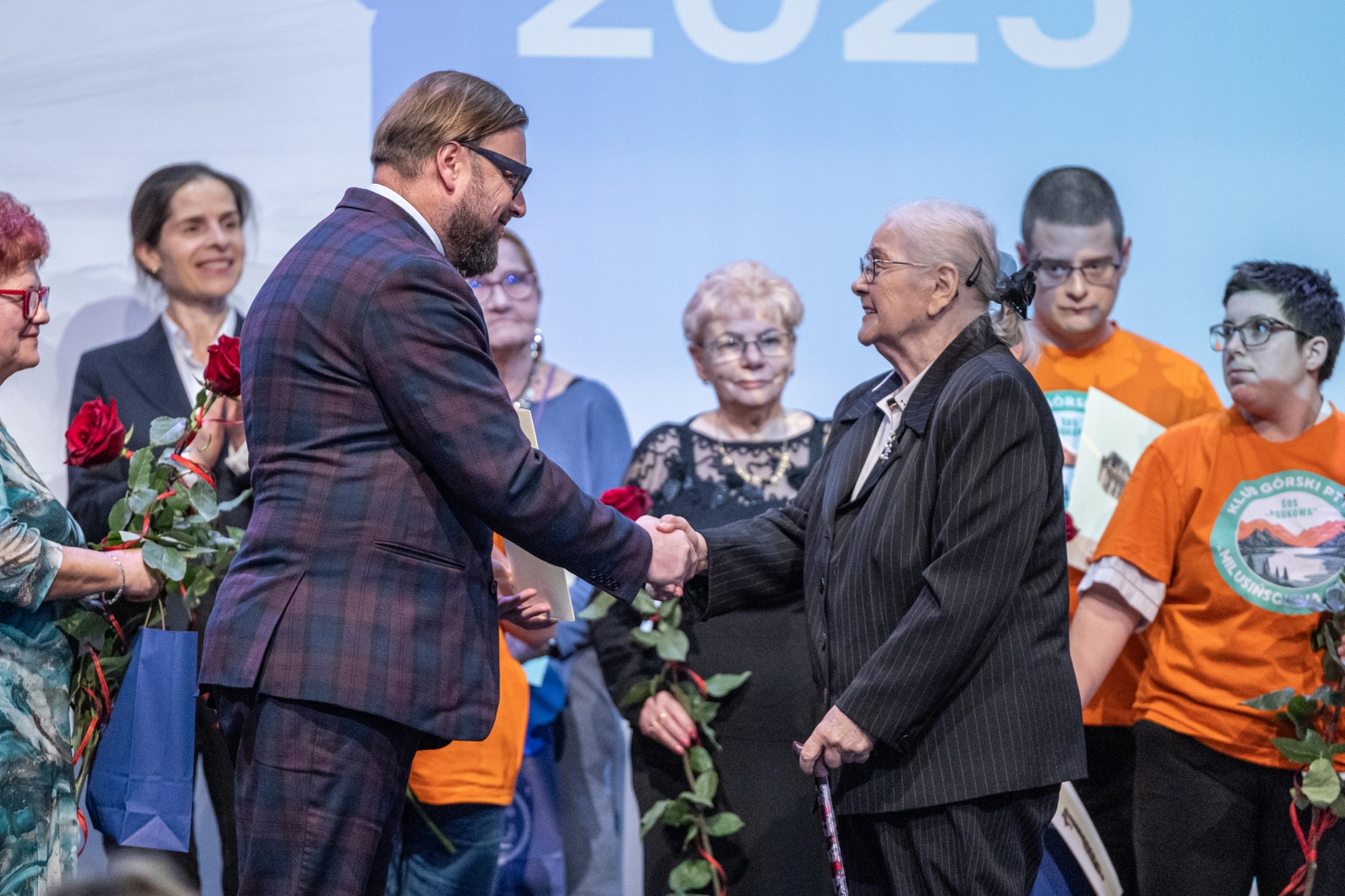 na zdjęciu osoby na scenie