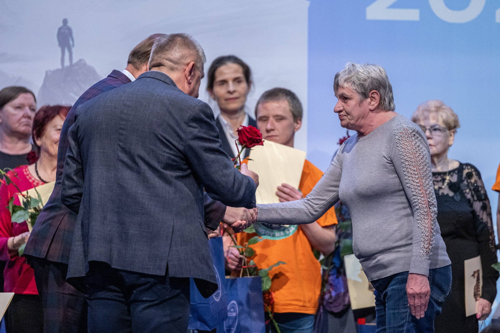 na zdjęciu osoby na scenie