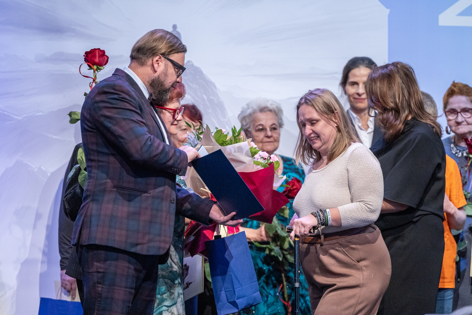 na zdjęciu osoby na scenie