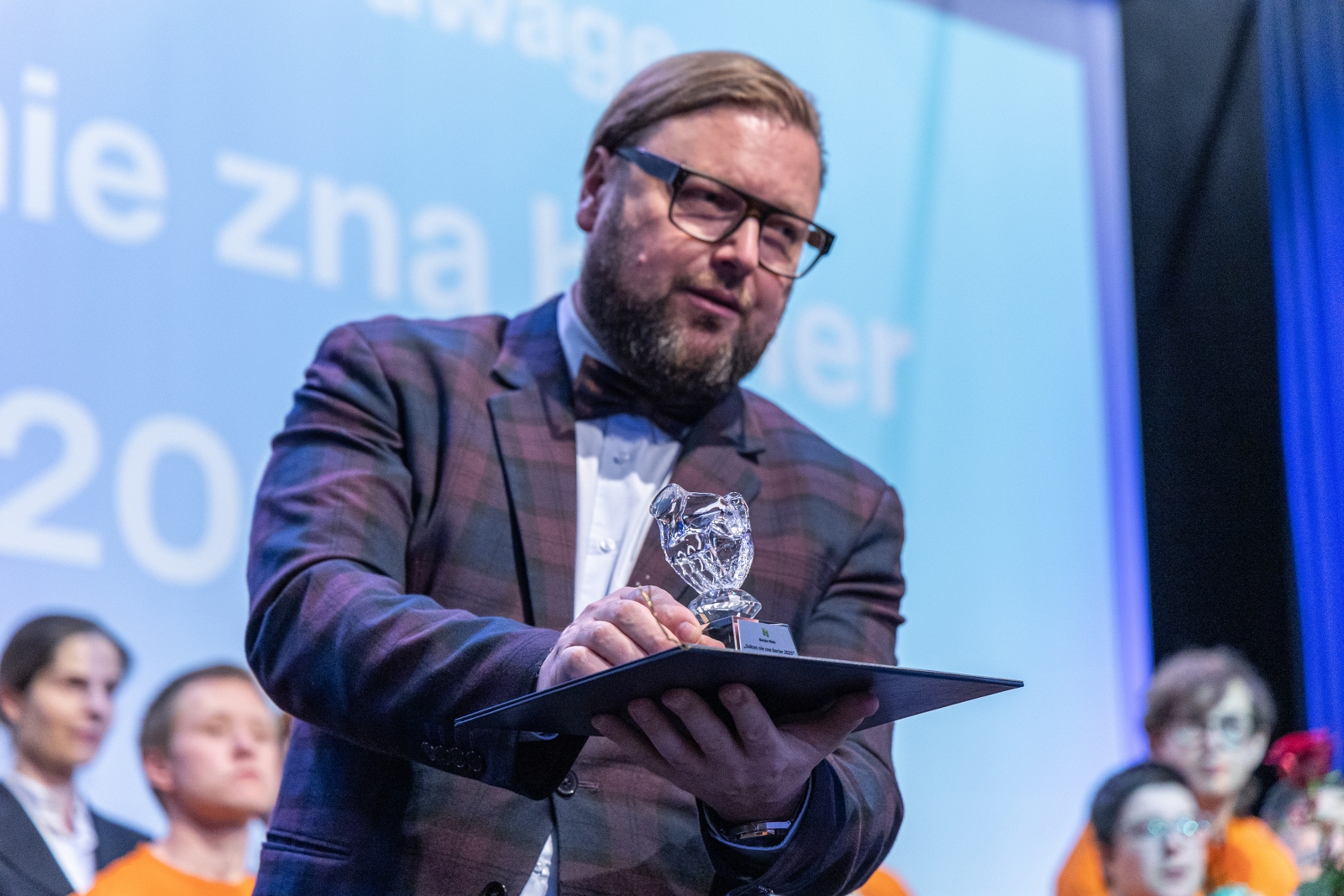 na zdjęciu osoby na scenie