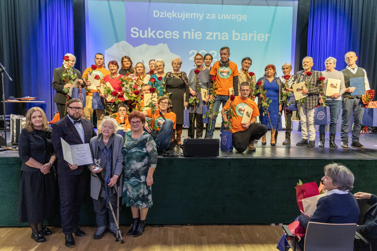 na zdjęciu osoby na scenie