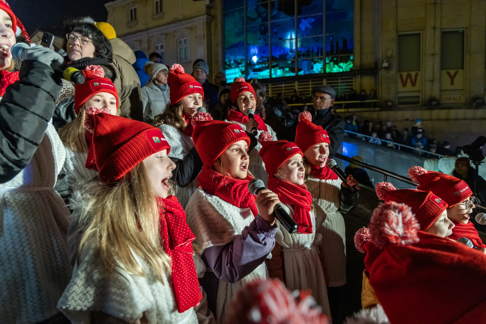 na zdjęciu ozdobione miasto i osoby podczas rozświetlenia
