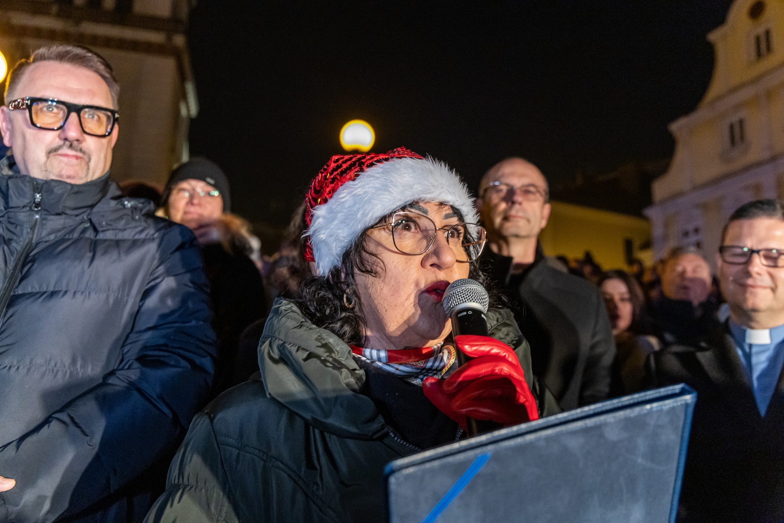 na zdjęciu ozdobione miasto i osoby podczas rozświetlenia