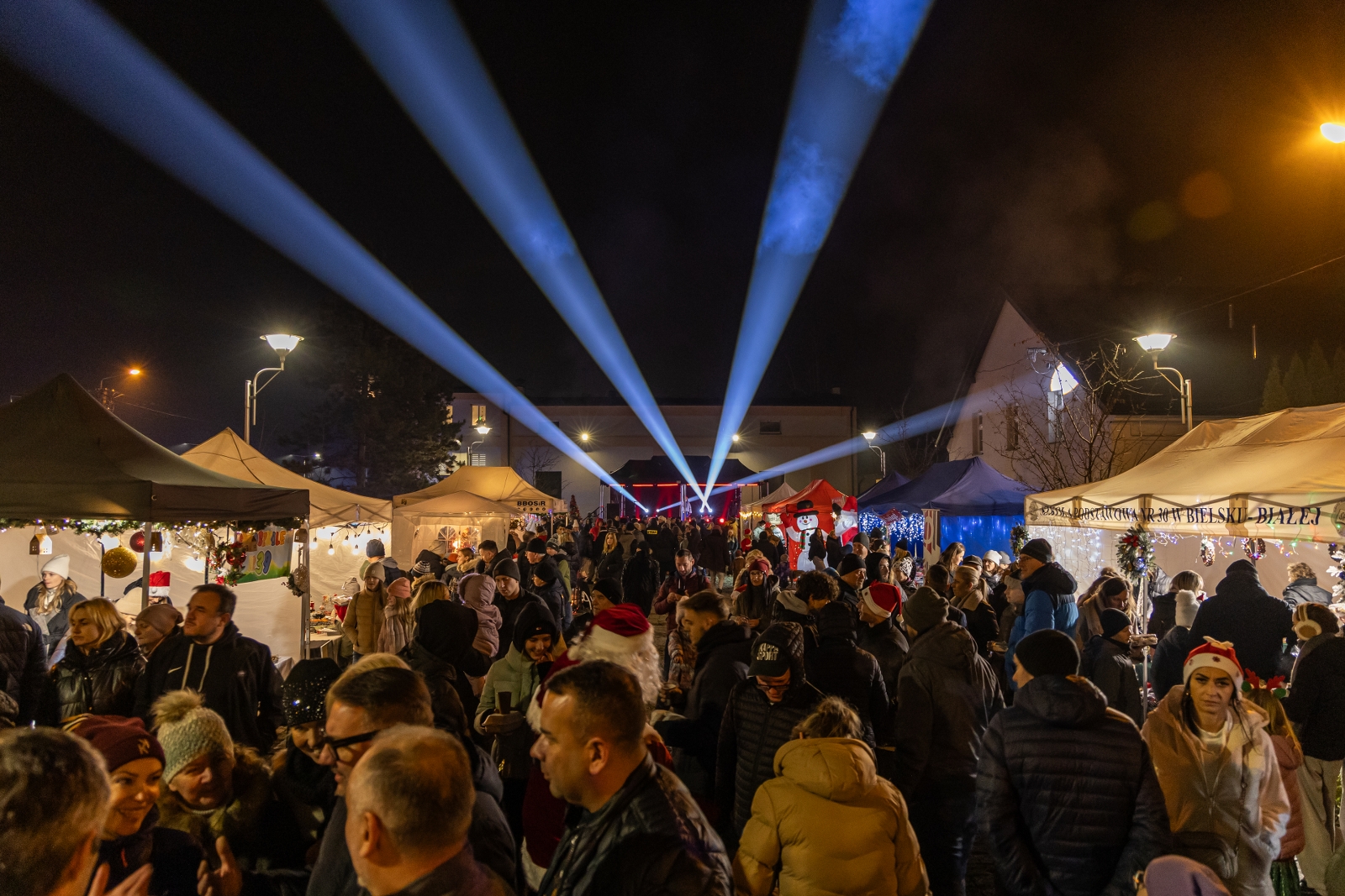 na zdjęciu ozdobione miasto i osoby podczas rozświetlenia
